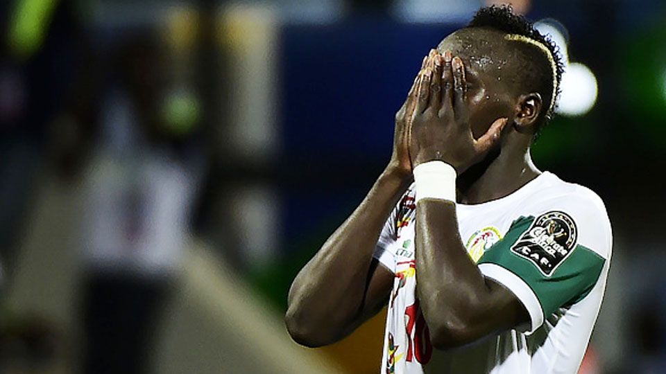 Sadio Mane tampak menutup wajahnya setelah gagal mencetak gol. Copyright: © KHALED DESOUKI/AFP/Getty Images